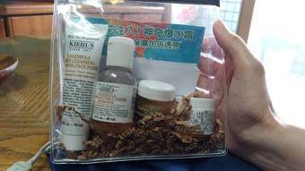 網友Gloria25在心得中提到金盞花植物精華潔面泡泡凝露和隨身包有關 泡凝露的機會這是整個旅行組還有一罐水凝霜已