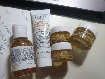 網友jtlin0510在心得中提到金盞花植物精華潔面泡泡凝露和隨身包有關