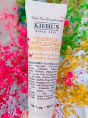 網友陳優可在心得中提到金盞花植物精華潔面泡泡凝露和隨身包有關