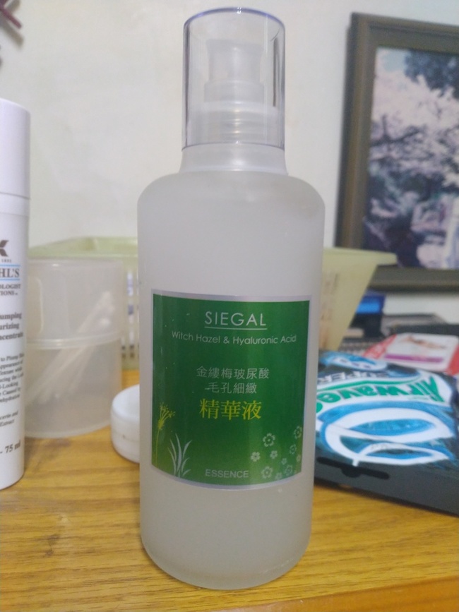 imgimg之前逛美妝店的時候看到的想說蠻便宜的但是沒聽過這個牌子後來谷歌後才知道原來是台灣的化工廠做的想說來支持一下國貨好了😂就買了比較適合自己膚質的金縷梅精華液以精華液來說它的價錢ml數算是非常便宜的不好用也不會太心疼它的質地是透明凝露狀非常好推開也好吸收不黏膩使用完後很清爽它有一點味道像是水果果凍之類的明明覺得熟悉的味道就是想不起來😗味道其實很淡不愛香味的人也不用太擔心目前覺得是款不錯的精華液它有出很多不同的系列像是櫻花玻尿酸等可以依照自己的膚質或想要的效果挑選喔~imgimgimgimgimgimg