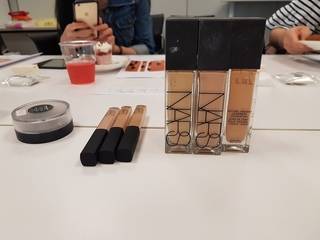 選，這裡千為了拿來遮黑眼圈，所以刻意選了較
