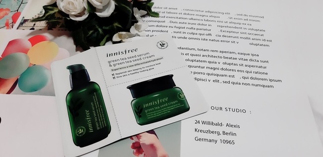 imgimg近期到innisfree門市購買室內香氛商品店員附贈的小樣試用包趁著還沒有過期趕快體驗一下imgimg商品介紹~溫和滋潤肌膚的超服貼保濕霜含濃縮倍的種氨基酸的濟州美肌綠茶能讓乾燥肌變得水潤打造出潤澤亮顏滋潤乾燥肌並滋潤肌膚表層的鎖水保濕霜強力鎖水技術能讓鮮榨綠茶水把水分緊緊鎖在肌膚裡綠茶籽油能在肌膚表層形成保濕網膜柔滑又滋潤的保濕凝膠質地柔滑又滋潤的保濕凝膠質地能為乾燥的肌膚補充滿滿水分打造柔嫩健康肌底<以上資訊來自innisfree>imgimg容量ML質地上偏向較濃一點的凝膠觸感一拆開就會聞到經典綠茶籽的香味對於我個人來說香味是可以接受的但如果對於香味較敏感的水水記得一定要先實際感受一下再做決定喔~imgimg依照我自己習慣用霜的習慣來說保濕霜算是清爽好吸收了ML的量只足夠我擦完全臉頸部是不夠的喔~目前的天氣屬於偏炎熱的溫度使用下來還是可以接受的潤澤感