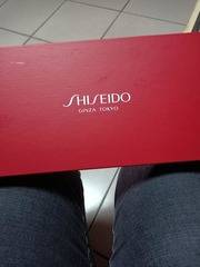 hiseido的紅色禮盒，非常精緻很像去櫃