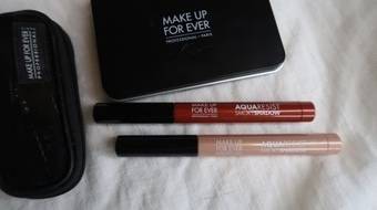 OREVER的產品從鐵片蜜粉搭配刷具到櫃姐