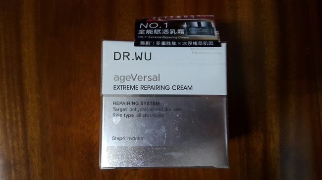 imgimg這次試用的是DRWU達爾膚超逆齡修復精華霜導入雙波緊緻胜肽科技分波段層層修復逆齡全面改善皺紋細紋缺乏彈力紋理粗糙創造無法被超越的彈嫩膨潤緊緻使肌膚更平滑緊緻重現飽滿緊實的年輕膚況蘊含瑞士冰河植萃肌因高效緊實修復並添加精選大高效植物精華油提供肌膚保濕修復舒緩抗皺防禦等多重功效潤澤出肌膚透亮度以及以重植物精油調合成獨特奢華香氣接觸肌膚瞬間帶給肌膚及心靈極致沉靜的溫柔呵護質地柔軟豐盈好推勻滋養成分一抹滲入肌膚秒速吸收使膚觸更加細緻柔潤imgimg秋冬季節肌膚就是乾乾乾乾乾不使用比較滋潤的保養品真的不行這款精華霜能夠幫助改善肌膚恢復緊緻彈力以及細紋問題正是我這初老年齡必須開始注重的保養方向imgimg產品是採用廣口式瓶身很好挖取使用非常方便雖然名稱寫是精華霜但其實質地偏有點微稠乳狀在肌膚上很好推開塗抹也很好讓肌膚吸收擦完的肌膚摸起來很柔嫩細緻imgimg這款精華霜的滋潤度很適中不會有過於厚重的負擔感讓我很喜歡我很怕擦完保養品肌膚呈現的是是很油膩或是悶感的那種存在感超強烈的產品所以這種質地剛剛好的保養品就很得我心imgimg緊緻感或是細紋的就需要較長時間的觀察但目前使用下我覺得它是讓人使用感受很不錯且能潤澤肌膚又不讓肌膚會亂長粉刺痘痘而且它有以七種植物精油調和香氣讓保養時也能同時帶來柔和香氛的享受