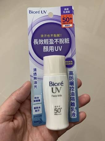 imgimg這瓶開架防曬是出名的划算一瓶才百元而且他的氧化鋅係數有到是屬於爽膚乳液型的防曬乳液防曬係數SPF+PA++++最高等級的擦起來很清爽不會油再加上有加防水滑順層可以防水耐汗擦起來很輕透不會悶imgimg使用前需要搖勻一下白色的乳液狀可以有效防曬沒有添加香料跟色素擦起來不會泛白是沒有潤色的防曬imgimg雖然是台灣製的可是我覺得使用起來的感覺是跟Sofina很像再加上它有玻尿酸擦起來不至於太乾是開架品牌一款很好用的防曬乳預算有限時選這瓶就對了imgimgimgimg