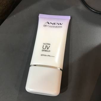 imgimg這款是媽媽丟給我的媽媽總會跟風購買雅芳不用XD原本不抱期待沒想到用一次就喜歡味道算是花香味有點小濃我自己喜歡習慣無味道防曬的可以路過了擠出來的質地是濃稠白色乳狀好推開些微提亮膚色很像ZA美白防曬霜imgimg然後比較好的部分是他防曬係數夠高所以大太陽下擦起來特別安心保濕度我覺得也很夠坐在冷氣房只擦這個皮膚覺得舒適最近使用下來臉上沒有長粉刺而且皮膚蠻穩定的會持續愛用下去