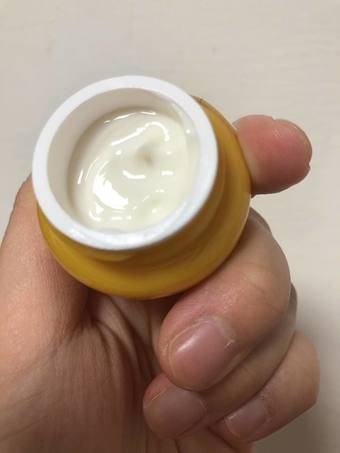 的藥膏等著我來擦上臉 的藥膏等著我來擦上臉