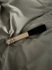 到這支遮瑕蜜對於重度黑眼圈的我真的是天降甘