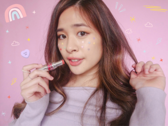 imgimg好久好久沒有發彩妝了這篇就獻給一眼就讓人心動滿滿的YSL吧我的第一支專櫃唇彩就是YSL的其實第二三四隻也是🤣imgimg全新推出的情挑誘吻晶亮蜜唇膏除了保有ysl銀管唇膏的保濕滋潤現在顯色度更好了帶著微透的自然感喜歡飽和色的多擦幾層就好了有如蜜糖般晶亮的妝效擦起來一點都不黏膩imgimg動心橙果是偏裸粉色一些尤其我唇色比較紅看起來會更粉是一個很好駕馭的減齡色因為有著滿滿保養成分膏體比較軟一點建議大家使用時不要一次轉太多出來喔不太會染唇所以需要補擦相對的也比較好卸除我個人嘴唇太敏感染唇太強的我都會卸到過敏imgimg小後記剛拍完的照片被說看起來很像拍貼機靈機一動那乾脆就做成拍貼機風格吧✨✨✨臉上的亮片是貼上去的⭐️星星雀斑🥰imgimg imgimg好久好久沒有發彩妝了這篇就獻給一眼就讓人心動滿滿的YSL吧我的第一支專櫃唇彩就是YSL的其實第二三四隻也是🤣imgimg全新推出的情挑誘吻晶亮蜜唇膏除了保有ysl銀管唇膏的保濕滋潤現在顯色度更好了帶著微透的自然感喜歡飽和色的多擦幾層就好了有如蜜糖般晶亮的妝效擦起來一點都不黏膩imgimg動心橙果是偏裸粉色一些尤其我唇色比較紅看起來會更粉是一個很好駕馭的減齡色因為有著滿滿保養成分膏體比較軟一點建議大家使用時不要一次轉太多出來喔不太會染唇所以需要補擦相對的也比較好卸除我個人嘴唇太敏感染唇太強的我都會卸到過敏imgimg小後記剛拍完的照片被說看起來很像拍貼機靈機一動那乾脆就做成拍貼機風格吧✨✨✨臉上的亮片是貼上去的⭐️星星雀斑🥰imgimg