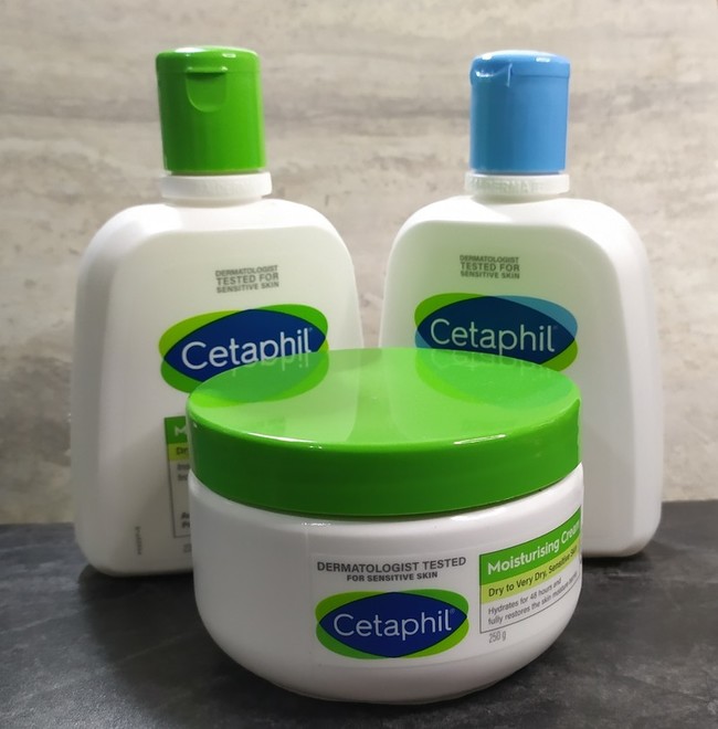 imgimg謝謝cosme與Cetaphil提供試用品♥️這次受到一組三件的試用品真的受寵若驚畢竟平常也去美式賣場搬它們家的產品回來用深知它們家的東西實在好用但也不算平價可以幸運中獎真的很開心~🌸imgimg記錄一下成份表成份表算滿短的不是很複雜的內容~imgimgimgimg質地就是普通乳液狀略有流動性imgimg微通透白色乳液擦上不需要太費力只要按摩幾下就可以很好地吸收這款有別於乳霜是一年四季從早到晚都能用不易有油膩感的清爽乳液不用擔心睡前用了會沾染到被單上我們家裡因為有皮膚狀況的家人所以固定都會回購這款乳液來用用很久都沒什麼問題即便也會去嘗試其他廠牌低敏的護膚產品但總還是會備著Cetaphil是款令人安心的產品因此在這邊可以很肯定的推薦它無色無味成份單純好用各位有機會一定要試試👍 imgimg謝謝cosme與Cetaphil提供試用品♥️這次受到一組三件的試用品真的受寵若驚畢竟平常也去美式賣場搬它們家的產品回來用深知它們家的東西實在好用但也不算平價可以幸運中獎真的很開心~🌸imgimg記錄一下成份表成份表算滿短的不是很複雜的內容~imgimgimgimg質地就是普通乳液狀略有流動性imgimg微通透白色乳液擦上不需要太費力只要按摩幾下就可以很好地吸收這款有別於乳霜是一年四季從早到晚都能用不易有油膩感的清爽乳液不用擔心睡前用了會沾染到被單上我們家裡因為有皮膚狀況的家人所以固定都會回購這款乳液來用用很久都沒什麼問題即便也會去嘗試其他廠牌低敏的護膚產品但總還是會備著Cetaphil是款令人安心的產品因此在這邊可以很肯定的推薦它無色無味成份單純好用各位有機會一定要試試👍