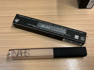 斑點，常常加班偶而有黑眼圈使用底妝上習慣用