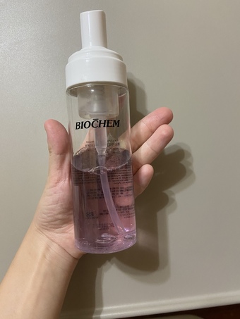 imgimg在雅聞的七里香玫瑰觀光工廠購入的那裡真的種了非常多的玫瑰🌹超美的~~~可惜都不能食用🫢園區拍拍照是不錯的也可以買點伴手禮imgimgcosme沒有這款黑玫瑰胺基酸保濕洗卸慕斯的產品建檔處故分享在同為洗顏的這裡產品說明文字圖片來源官網專利保濕配方鎖住肌膚水分告別洗後乾澀緊繃添加黑色巴卡拉玫瑰維持肌膚水潤彈性專利抗痘配方深層清潔毛孔促進角質更新imgimgimgimgimgimg買的時候看到是黑玫瑰覺得很特別價格買一送一覺得挺划算的有時候懶一點就可以用這款洗卸一次完成imgimg泡沫蠻細緻的洗完真的有覺得保濕感不錯不會乾乾緊緊的淺層的粉刺也有洗掉一點點不過我覺得太香了會讓人感覺是香精加太多的關係雖然是玫瑰味但有聞過玫瑰就知道玫瑰其實沒有那麼地香我是玫瑰愛好者本來是想給五星的味道我不太行~觀光工廠還是很好逛的 imgimg在雅聞的七里香玫瑰觀光工廠購入的那裡真的種了非常多的玫瑰🌹超美的~~~可惜都不能食用🫢園區拍拍照是不錯的也可以買點伴手禮imgimgcosme沒有這款黑玫瑰胺基酸保濕洗卸慕斯的產品建檔處故分享在同為洗顏的這裡產品說明文字圖片來源官網專利保濕配方鎖住肌膚水分告別洗後乾澀緊繃添加黑色巴卡拉玫瑰維持肌膚水潤彈性專利抗痘配方深層清潔毛孔促進角質更新imgimgimgimgimgimg買的時候看到是黑玫瑰覺得很特別價格買一送一覺得挺划算的有時候懶一點就可以用這款洗卸一次完成imgimg泡沫蠻細緻的洗完真的有覺得保濕感不錯不會乾乾緊緊的淺層的粉刺也有洗掉一點點不過我覺得太香了會讓人感覺是香精加太多的關係雖然是玫瑰味但有聞過玫瑰就知道玫瑰其實沒有那麼地香我是玫瑰愛好者本來是想給五星的味道我不太行~觀光工廠還是很好逛的