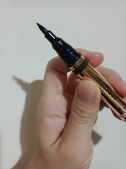 第一支是2、3年前逛屈臣氏的時候買的可能因