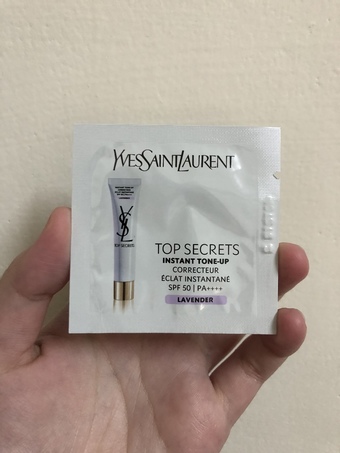 imgimgimgimg平常好像蠻少看到人分享這隻妝前乳這是之前去櫃上買東西的時候櫃哥送的~他還很好心給我每個顏色各一個試用包可以用🥲🥲今天要來分享的是紫色這款~包裝就是上面那兩張圖正貨的話就是第一張圖左手邊的圖案那樣imgimg雖然說之前看過小凱老師開箱過這隻顏色都是乳白色的但實際看到的時候還是很想問說我的紫色去哪了imgimg推開之後可以看到右邊提亮的非常自然明顯上臉後也是使用感受非常好應該是我目前手邊潤色妝前中提亮跟潤色效果最自然的一款了他們家這款好像是用感光粒子來達到自然的潤色效果就使用感受來講真的很不錯我自己是用粉撲拍薄薄一層美中不足的應該是我拍第二層之後就有點灰灰的但我覺得還是比我使用過的其他的紫色妝前乳還要好多了而且上臉的黏膩感是很少的是在我的接受範圍內感覺是可以讓底妝更服貼的那種哦~雖然說覺得這隻真的不錯但考慮到價格目前是不會購入🥲不過是會讓我期待開其他顏色來試用看看的~ imgimgimgimg平常好像蠻少看到人分享這隻妝前乳這是之前去櫃上買東西的時候櫃哥送的~他還很好心給我每個顏色各一個試用包可以用🥲🥲今天要來分享的是紫色這款~包裝就是上面那兩張圖正貨的話就是第一張圖左手邊的圖案那樣imgimg雖然說之前看過小凱老師開箱過這隻顏色都是乳白色的但實際看到的時候還是很想問說我的紫色去哪了imgimg推開之後可以看到右邊提亮的非常自然明顯上臉後也是使用感受非常好應該是我目前手邊潤色妝前中提亮跟潤色效果最自然的一款了他們家這款好像是用感光粒子來達到自然的潤色效果就使用感受來講真的很不錯我自己是用粉撲拍薄薄一層美中不足的應該是我拍第二層之後就有點灰灰的但我覺得還是比我使用過的其他的紫色妝前乳還要好多了而且上臉的黏膩感是很少的是在我的接受範圍內感覺是可以讓底妝更服貼的那種哦~雖然說覺得這隻真的不錯但考慮到價格目前是不會購入🥲不過是會讓我期待開其他顏色來試用看看的~