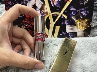 紫草夜月 - YSL 聖羅蘭 情挑誘吻晶亮蜜唇膏 2 誘惑軟糖 使用心得圖片