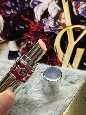 起來略帶粉桃色抹上時沒有色調