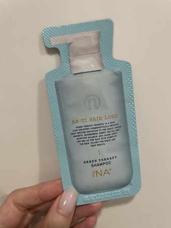 imgimg感謝COSME讓我有試用的機會~這是在網友交流會獲得的試用包我終於開來用了白色水乳狀流動性很強我一包洗兩次頭剛好用完泡泡不是澎感型的是細細小小的觸感很特別洗完滿柔順的但我個人還是比較喜歡多點泡泡澎澎的~imgimg