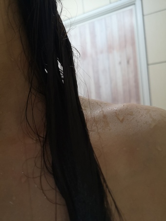 在耳下的髮尾捲起頭髮加強吸收