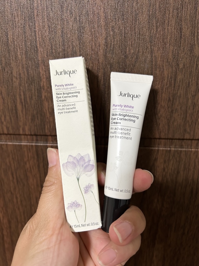 imgimg官網介紹多效修護眼霜重點解決黑眼圈色斑幼紋乾紋缺水和浮腫等多種眼部問題imgimg使用感受ml鵝黃色乳霜質地看起來滋潤但是很好推勻按壓上臉很快融入膚色之中不會泛白帶有不明顯的花香味是植物的那種花香不是香水的那種人工香味很符合品牌的風格使用起來整體是保濕的微微的油脂感不會很油除了眼周我也會帶到額頭的肌膚吸收度不錯純粹是特價購入平時不會特別注意到的品牌主打有機但不是每個產品都適合我之前用過有的乳霜會起屑也許有機會再嘗試其他產品以上感受給大家參考imgimgimgimg