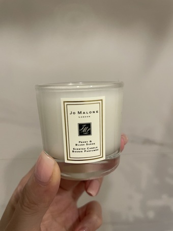 imgimgimgimg這味道雖然個人覺得滿重口味的但是不得不說JoMalone的蠟燭味道真無敵我是用融蠟燈使用我試過用別的普通牌子味道無法整個房間聞的到但是JoMalone的味道除了房間聞到連客廳都聞的到耶真的是所向無敵的香傳很遠的香融蠟燈也是心頭好～蠟燭永遠不會變少