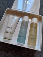 網友浮珞在心得中提到極淨舒緩潔顏慕斯和隨身包有關 大盒打開才發現給的是旅行組由左至右是潔面慕