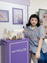 ，每位來賓有ㄧ盒正貨禮盒講師示範裸霧光持久