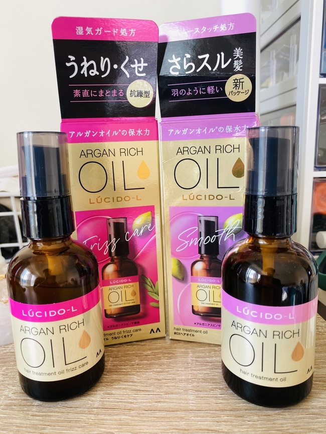imgimg這次是試用LUCIDOL樂絲朵L摩洛哥護髮精華油抗躁型+摩洛哥護髮精華油清爽型ML旅行攜帶很方便深色玻璃瓶讓油不易變質imgimgimgimg使用前imgimgimgimg使用後imgimgimgimgimgimg使用小時後imgimgimgimg摩洛哥護髮精華油抗躁型使用前毛躁使用後直順如同產品本身強調的是給毛躁自然捲使用質地膏狀有水果香氣擦完後有厚重油感無法立即吸收適合晚上洗完髮後使用可維持超過小時imgimgimgimg使用前imgimgimgimg使用後imgimgimgimgimgimgimgimg摩洛哥護髮精華油清爽型使用前毛躁使用後柔順質地液態油有水果香氣擦完後清爽不油膩可以立即吸收早上適合使用維持不到小時
