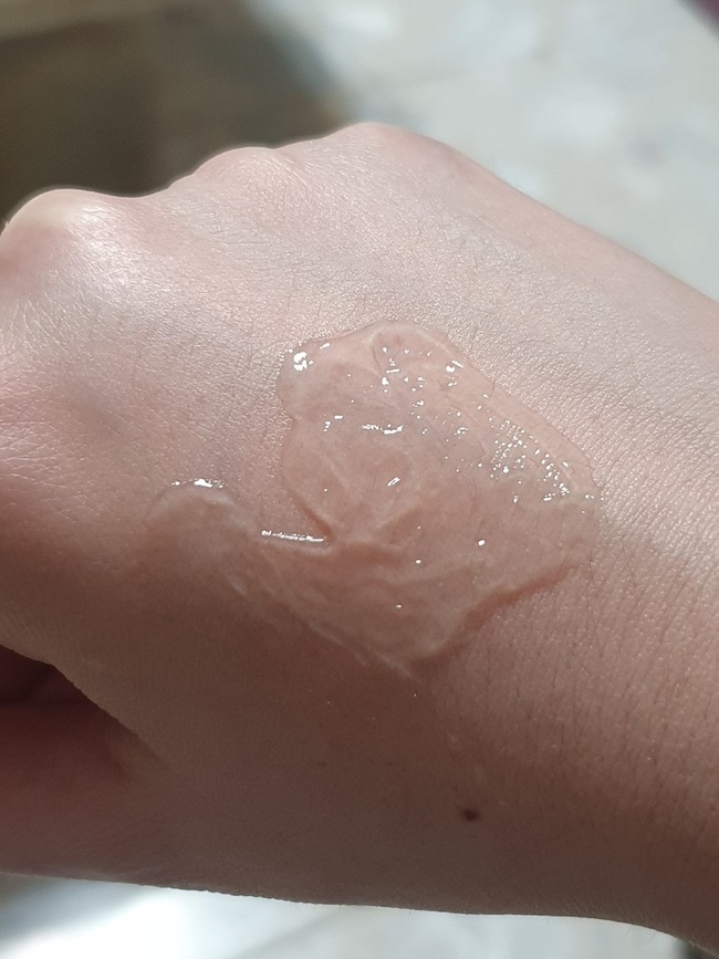 指將頭髮梳開再用吹風機吹乾