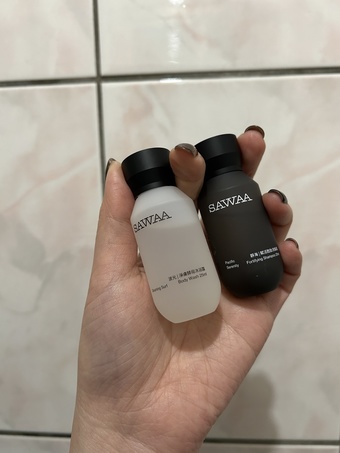 imgimg很開心這次能試用SAWAA波光淨膚酵母沐浴露雖然是小巧可愛的試用瓶但是也是相當有質感的包裝呢imgimg第一次打開時就聞到佛手柑的香味在手上搭配少許清水後慢慢搓泡就會聞到花香及木調香氛慢慢暈開整體氣味非常好聞也很舒服洗澡的過程感覺非常的享受imgimg泡泡非常的細緻且綿密塗抹在身上的過程也很親膚不會有乾澀的感覺沖洗完畢後肌膚也是有著淡淡清香摸起來也非常的柔嫩不會過度乾澀或是黏膩連續使用一周後每天都覺得身上散漫著淡淡的清香家人也非常喜歡這款沐浴露的香味