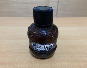 網友吳紅荳在心得中提到桑白皮修護洗髮露 MULBERRY REPAIRING SHAMPOO和旅行包有關 溫泉民宿獲得的一整組旅行組從洗髮到身體乳、