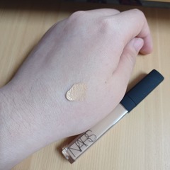 來說微微偏橘，用來遮黑眼圈跟嘴角之類的暗沉