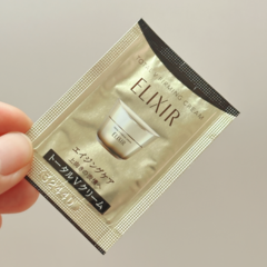 V型膠原精華代言人是蔡依林每次看到她代言就