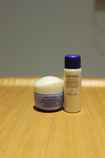 imgimg謝謝cosme及資生堂提供的彈力帶緊緻V臉夜間精華+激抗痕亮采緊緻霜滋潤型讓我試用現在就來分享心得imgimg激抗痕亮采緊緻霜滋潤型產品說明資生堂獨家抗老成分珍稀緋紅花緊緻活萃需要朵才能提煉出克的活萃成份價比黃金一週內激活年輕潛力具有極強促進肌膚膠原再生的能量快速再生肌膚纖維細胞收到後馬上就開罐來試用雖然是乳霜但質地是霜狀帶水液淡淡粉紅色推開後非常好吸收水潤度非常佳正好可以按摩拉提臉部由下巴往耳朵拉提外再加強眼尾和嘴角的法令紋處早晚都可以使用在保養最後一道每次擦完後臉都呈現亮晶晶的水潤效果讓人喜歡呀整體來說我覺得抗皺和撫平細紋果一週有明顯感受到臉部的肌肉也有往上拉的效果肌膚真的有緊緻感而且變的明亮和飽和感讓臉有澎潤效果但唯一覺得不足的是保濕力在春初不太夠但其它效果卻還滿驚人的是會讓人想回購 imgimg謝謝cosme及資生堂提供的彈力帶緊緻V臉夜間精華+激抗痕亮采緊緻霜滋潤型讓我試用現在就來分享心得imgimg激抗痕亮采緊緻霜滋潤型產品說明資生堂獨家抗老成分珍稀緋紅花緊緻活萃需要朵才能提煉出克的活萃成份價比黃金一週內激活年輕潛力具有極強促進肌膚膠原再生的能量快速再生肌膚纖維細胞收到後馬上就開罐來試用雖然是乳霜但質地是霜狀帶水液淡淡粉紅色推開後非常好吸收水潤度非常佳正好可以按摩拉提臉部由下巴往耳朵拉提外再加強眼尾和嘴角的法令紋處早晚都可以使用在保養最後一道每次擦完後臉都呈現亮晶晶的水潤效果讓人喜歡呀整體來說我覺得抗皺和撫平細紋果一週有明顯感受到臉部的肌肉也有往上拉的效果肌膚真的有緊緻感而且變的明亮和飽和感讓臉有澎潤效果但唯一覺得不足的是保濕力在春初不太夠但其它效果卻還滿驚人的是會讓人想回購