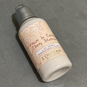 Chingn-L'Occitane en Provence櫻花閃亮潤膚露_1
