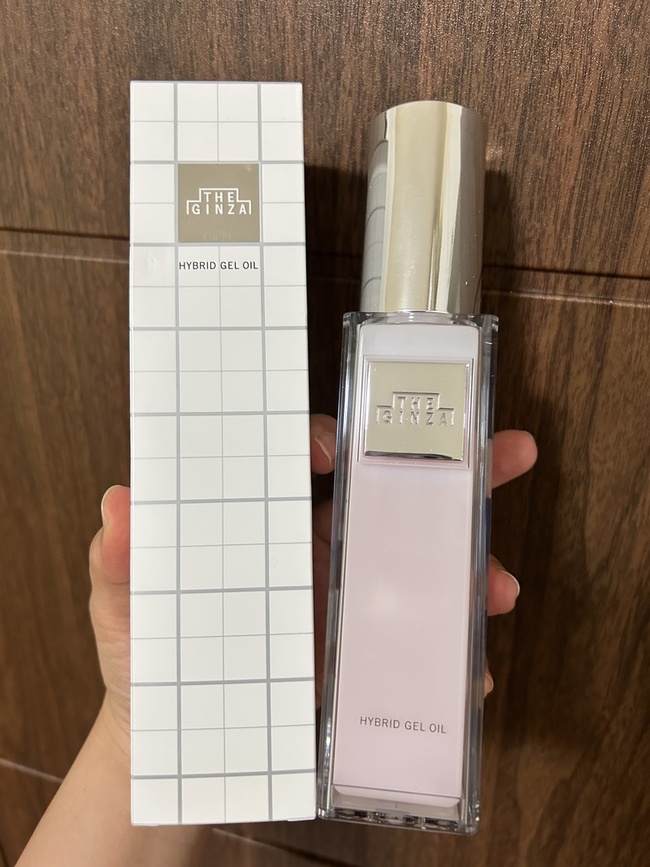 imgimg附上官網介紹THEGINZA精華液按摩美容精華液玫瑰粉HYBRIDGELOILml雖然是油性成分卻不黏膩如融化般延展開來而能覺察肌膚的狀態在被香氛包圍的氛圍中一邊按摩一邊使用促進血液循環打造清新洋溢著生命之美如同穿上高雅絲綢洋裝般滑嫩光澤肌膚的精華液imgimgimgimg使用感受ml品名是保養油算是日本必買的保養品之一但是因為價格我也長久以來都沒有列入購買清單最後忍不住就簡單只買了一罐產品用用瓶身也很貴氣+設計感阿說是添加猴面包樹籽油摩洛哥堅果油以為會是偏油的質地但其實挺輕盈的精華液感受也說可以搭配按摩促進血液流通為肌膚帶來良好的循環可以減輕臉部水腫肌膚呈現健康光澤沒有特別按摩使用香味也是貴婦很高級的香味聞著就是高貴的香味啊說是菩提樹香氛擦完之後覺得肌膚油亮油亮有打亮的光澤感我就當作精華產品步驟使用最後上個乳霜即可下次再用看看別的水乳之類的產品吧印象非常好以上感受給大家參考囉