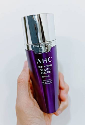 imgimg有了年紀後除了體驗各種A醇產品當然也要來朝聖一下A醛產品✨✨A酯→A醇→A醛→A酸這次使用的產品為▶️PRO+A醛逆時煥活緊緻精華imgimg瓶身是小有質感的紫色銀色搭配官網主打七天飆速煥膚及緊緻撫紋imgimg使用方式為旋轉壓頭蠻喜歡這樣的設計乾淨衛生👍imgimg淡黃色的乳液很好推勻比起一般的A醇產品溫和不刺激使用一段時間後會感覺臉部比較澎潤但是煥膚以及改善皺紋部分會覺得較為無感但產品本身的滋潤度不錯本身是混合偏乾肌挺適合秋冬皮膚容易乾燥時作使用❄️