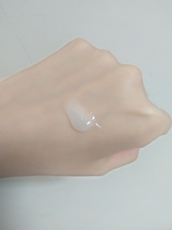 但在櫃上看過幾次即將空瓶的試用品瓶子裡都滿
