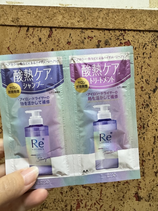imgimg左邊是洗髮精右邊是潤髮乳潤髮乳跟洗髮乳的味道差不多帶點酸酸的果香一開始聞覺得很像口香糖因為洗髮精本身就已經讓頭髮柔順了就會有點不知道潤髮的意義加倍柔順可能是可以阻隔吹風機熱風對頭髮帶來的損害吧用完就是一樣柔順對於本來的髮質影響感受不大