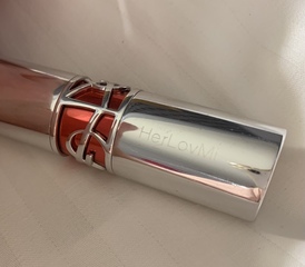 herbabie - YSL 聖羅蘭 情挑誘吻晶亮蜜唇膏 2 誘惑軟糖 使用心得圖片