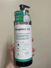 酸+綠茶精粹搭配植物角蛋白使頭皮毛孔暢通、