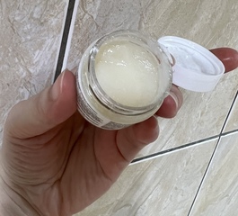 性質產品LEBORN頭皮淨化霜相比之下這款