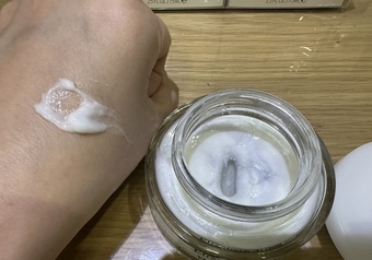 般細致的乳霜不同有點像奶油霜