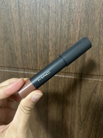 imgimg附上平台介紹絲緞魔唇筆大特色外型設計旋轉筆型設計免削旋轉式鉛筆設計就想拿起畫筆一下好握好化不費力的旋轉裝置能保持唇膏整潔而不沾染筆頭設計獨創圓寬筆頭有如海綿刷頭般創造暈染漸層獨創圓寬筆頭來回塗抹上色快速又飽合點壓式畫法能像海綿刷頭般不需任何技巧和工具或是手即可輕鬆創造暈染漸層感特殊成分唇部專用複合乳霜潤膚成分瞬間滋養撫平雙唇且絲毫不黏膩專為唇部研發的複合乳霜潤膚成分能滋養雙唇並立即撫平唇部所有細紋長時間保持雙唇柔軟使色彩飽和均勻持久不脫落imgimgimgimgimgimg使用感受gMOJOMAKER暖棕色有點胖肚的眉彩筆眉彩頭也是胖胖的挺可愛旋轉出來使用贈品來的顏色很深可可色算淺棕色感覺比較適合當作眼影或是眉彩我不會想要用在嘴唇上的顏色我就用在眉毛上🤭顏色看起來淺而且比較粗畫起來很像蠟筆小新再用眉刷刷一刷就會比較自然了就給大家參考看看imgimg imgimg附上平台介紹絲緞魔唇筆大特色外型設計旋轉筆型設計免削旋轉式鉛筆設計就想拿起畫筆一下好握好化不費力的旋轉裝置能保持唇膏整潔而不沾染筆頭設計獨創圓寬筆頭有如海綿刷頭般創造暈染漸層獨創圓寬筆頭來回塗抹上色快速又飽合點壓式畫法能像海綿刷頭般不需任何技巧和工具或是手即可輕鬆創造暈染漸層感特殊成分唇部專用複合乳霜潤膚成分瞬間滋養撫平雙唇且絲毫不黏膩專為唇部研發的複合乳霜潤膚成分能滋養雙唇並立即撫平唇部所有細紋長時間保持雙唇柔軟使色彩飽和均勻持久不脫落imgimgimgimgimgimg使用感受gMOJOMAKER暖棕色有點胖肚的眉彩筆眉彩頭也是胖胖的挺可愛旋轉出來使用贈品來的顏色很深可可色算淺棕色感覺比較適合當作眼影或是眉彩我不會想要用在嘴唇上的顏色我就用在眉毛上🤭顏色看起來淺而且比較粗畫起來很像蠟筆小新再用眉刷刷一刷就會比較自然了就給大家參考看看imgimg