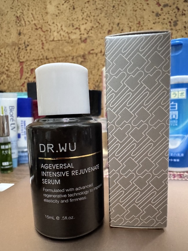 imgimg收到的試用是ml的包裝有種高級感有把滴管分開很貼心imgimg逆齡聽起來就很適合剛要步入初老階段的我還是已經步入了質地偏水潤白色乳液感比較像是精華乳imgimg聞起來有草本的味道吸收超快但感覺對於乾肌來說保濕力不太夠比較適合夏天使用不會悶悶的滿清爽的持續使用有覺得膚質維持得很好雖然說不是明顯的覺得澎潤或是細紋減少但是整體感受就是整個人狀態很好