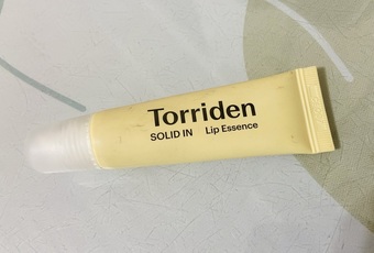 imgimg會買這一款的原因是去年月底去首爾玩突然不適應乾冷的天氣唇部變得特別乾燥其實也不是特別冷但可能從台南突然到韓國的變化吧剛好也看到有常去韓國的youtuber分享他常在oliveyoung買的產品就想到了這款～～imgimgimgimgimgimg無香料純素原料所以擦起來沒有香味imgimg上👆是還沒擦下🔽是擦了使用感受那時在韓國有瞬間解救了我的乾燥緊繃的嘴唇特別在睡前厚敷一層隔天也比較柔軟在台灣其實薄擦就夠了整體的滋潤跟舒適度都不錯但也有小小的缺點就是直接上唇後用了一陣後就會覺得臭臭的需要偶爾擦一下開口的地方～～～imgimg