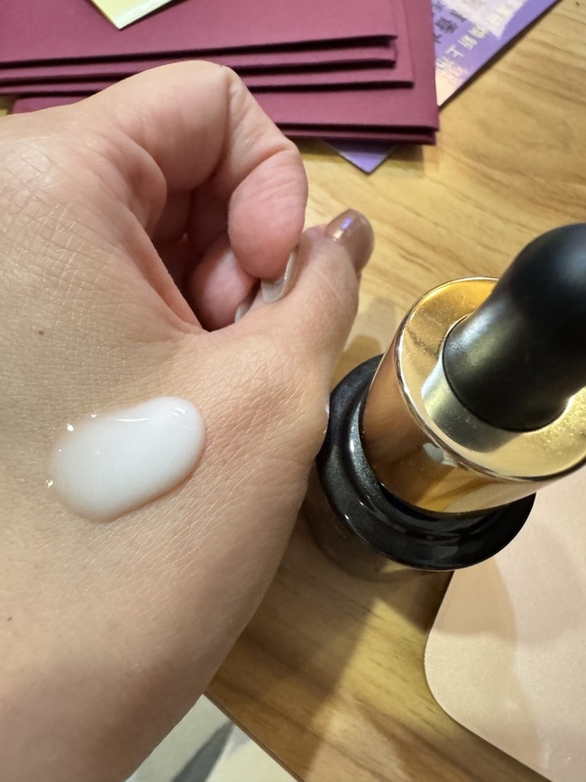 白色乳液感比較像是精華乳