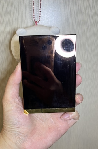 品牌的眼影必備附上絨布套