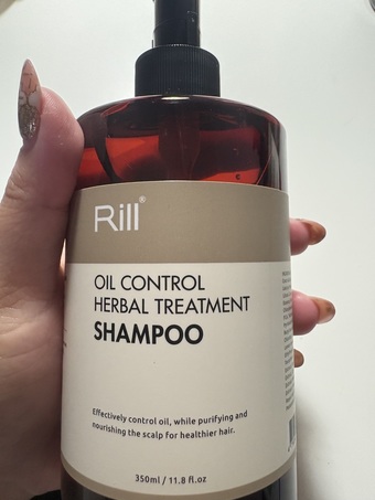 imgimg感謝Rill跟Cosme讓我有機會試用好商品感謝大方的Rill直接寄了一組正品讓我試用imgimg這篇是洗髮精imgimg我知道洗髮精使用上需要一點時間所以只剩這一個直接用到心得快截止😆它的成分看起來比較少見的綠花恩南蕃茄樹皮～主攻減少油性光澤旋覆花有抗氧化的功能母菊花則有溫和鎮靜的功能味道聞起來是檸檬馬鞭草為重洗起來有一點微涼的涼感天氣冷洗也不會太涼反而帶給頭皮舒暢的清爽起泡也很容易我的頭髮中長髮在胸部上面一點我按三下沖洗也很容易洗了快兩個禮拜我的頭髮到晚上六七點就會油油的戴過安全帽會更明顯用了這款洗髮還沒有顯著的改善🤣但剛洗好是很蓬鬆舒適啦🤣頭皮養護也是需要一點時間我會繼續用到完再來分享後續