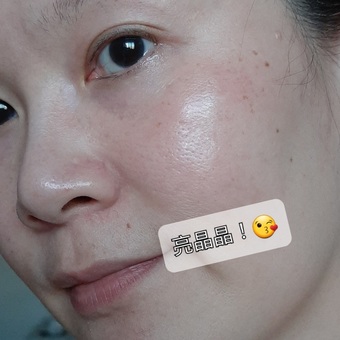地搓濕潤的肌膚會有點泡泡～